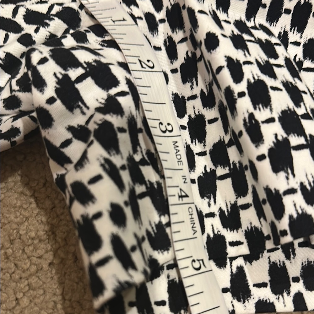 Like New!!White House Black Market Black and White Flat Front Shorts​ - Picture 6 of 10